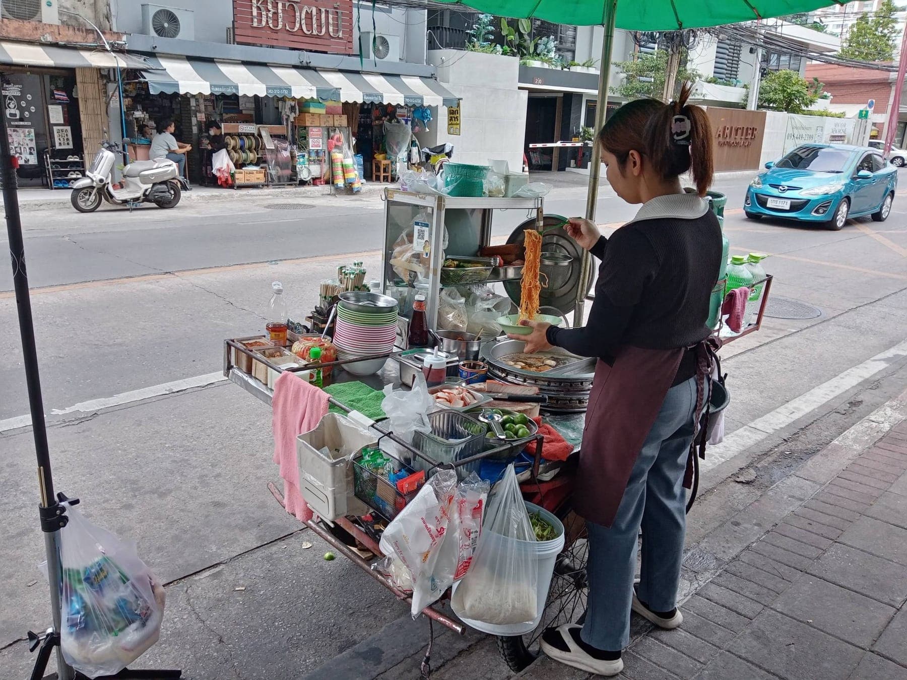 A street-side wonton noodle cart on Soi Ari Samphan, in front of the Public Relations Department, Phaya Thai district, everyday Ari street food, photographed April 2026